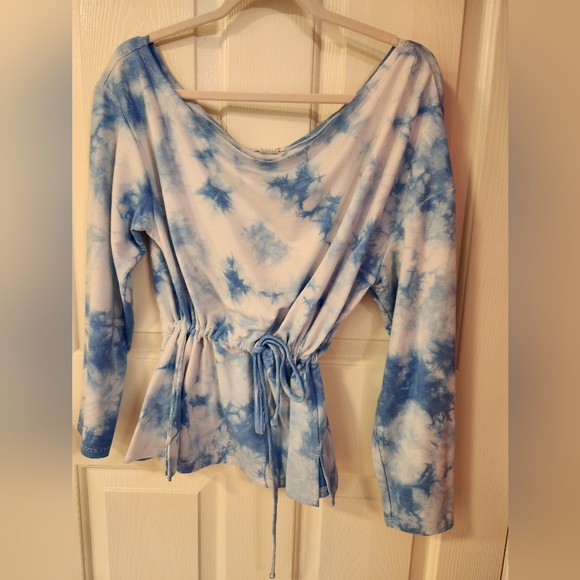 Off the shoulders clouds tie dye shirt - Picture 2 of 8